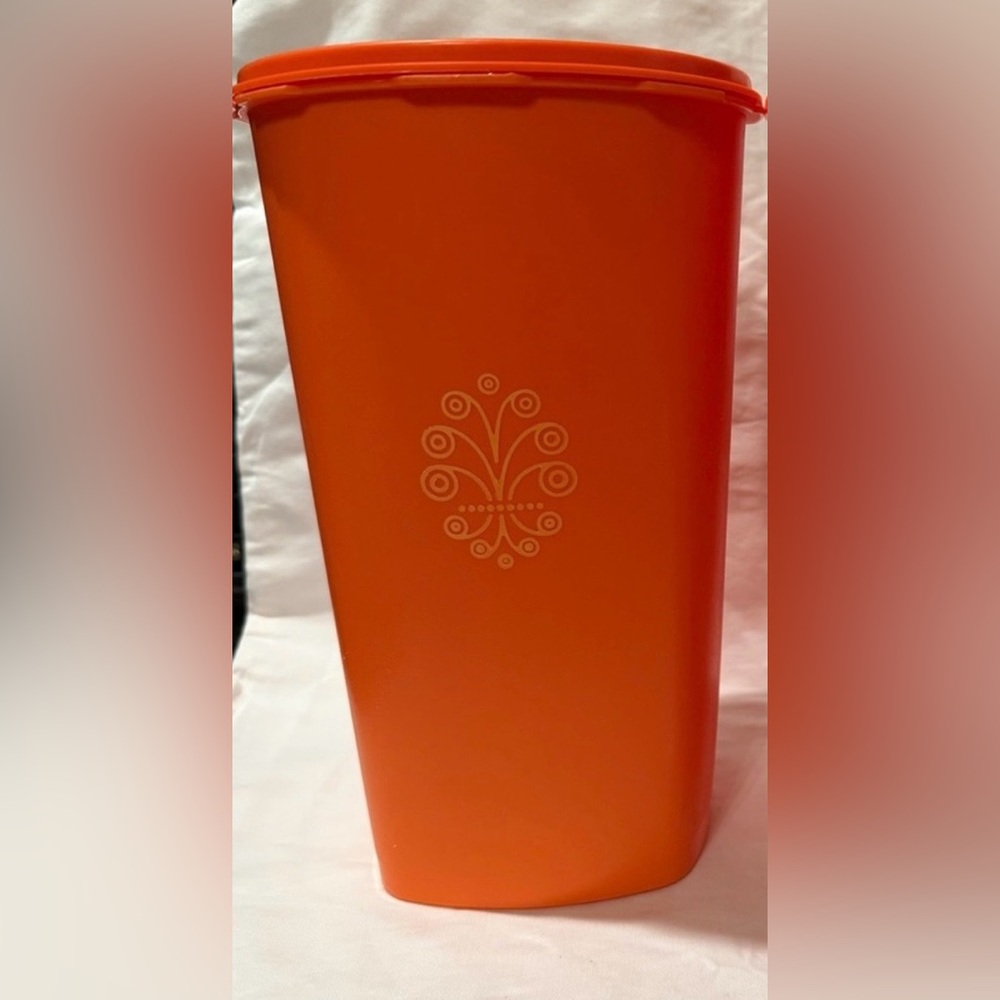 Tupperware Canister in 70s Orange (I222-3) Vintage